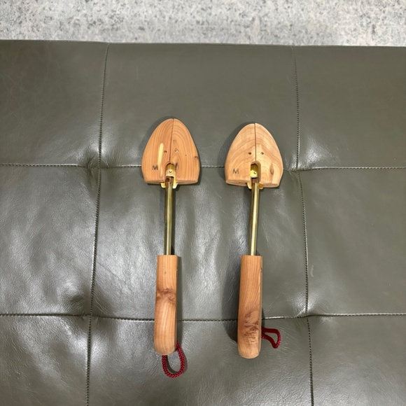 Cedar shoe trees - women's - Picture 2 of 4